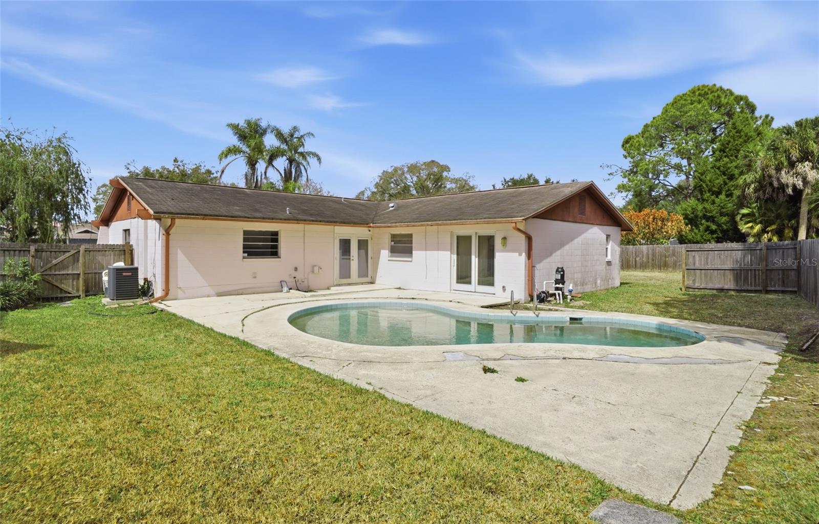 Listing photo id 34 for 7111 Halifax Court