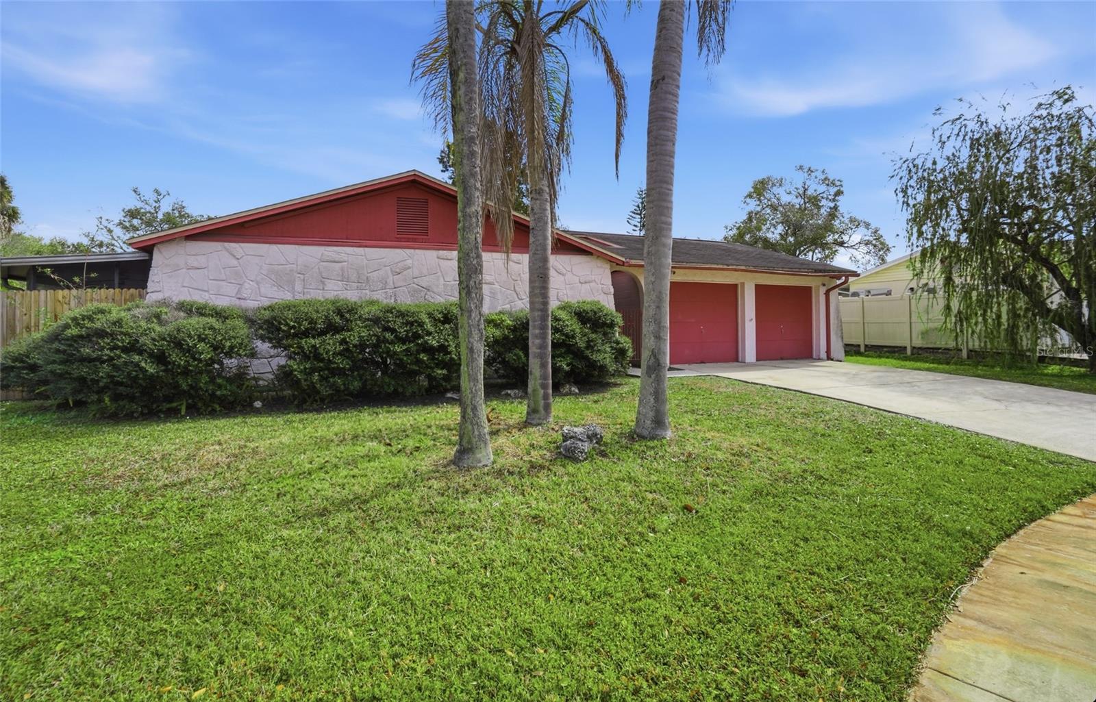 Listing photo id 3 for 7111 Halifax Court