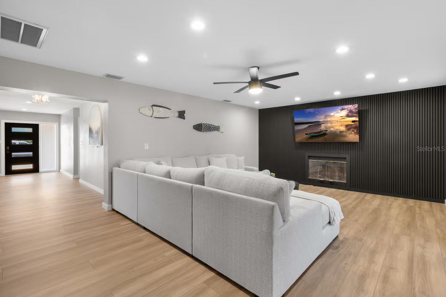 Listing photo id 9 for 824 Seabreeze Drive