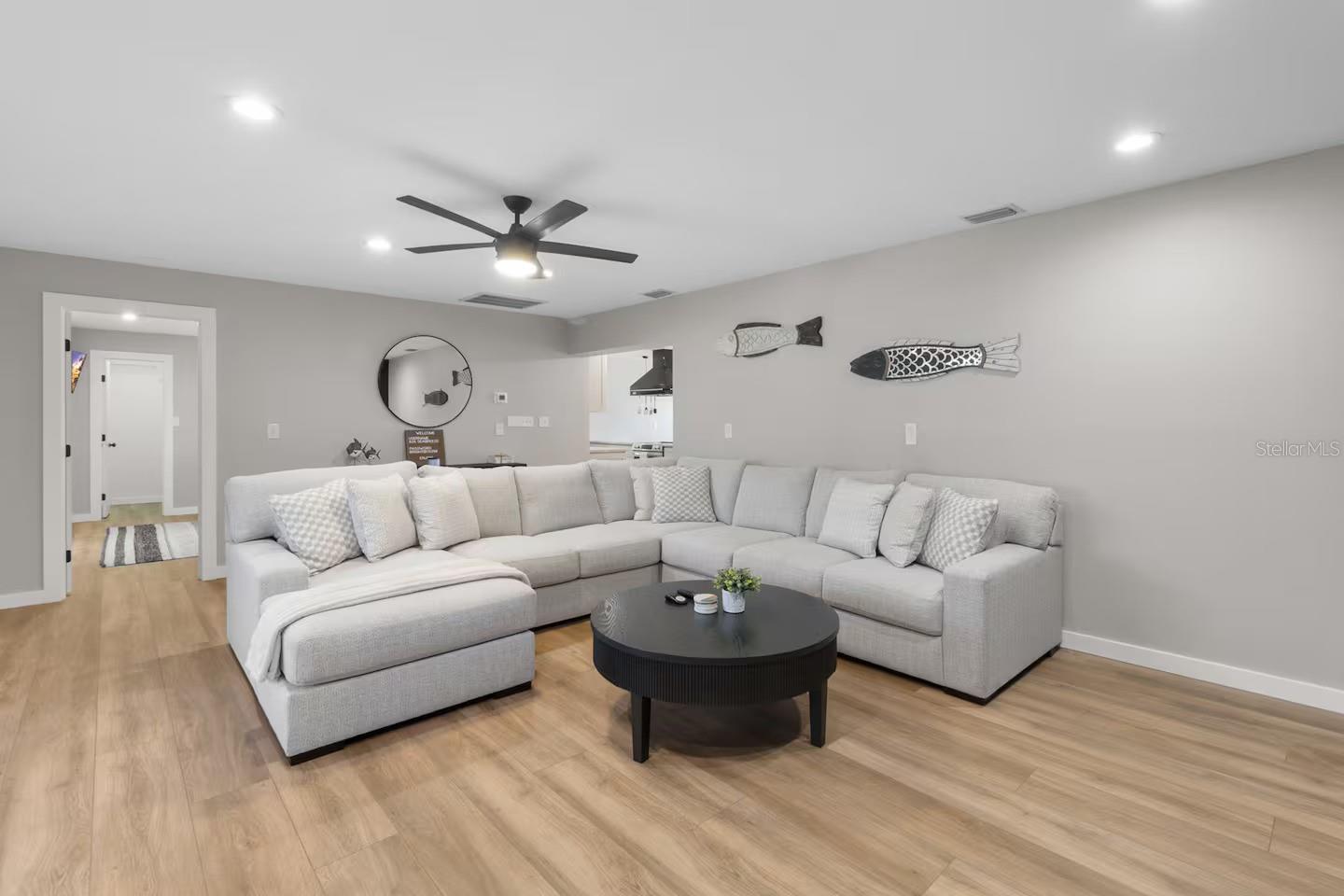 Listing photo id 10 for 824 Seabreeze Drive