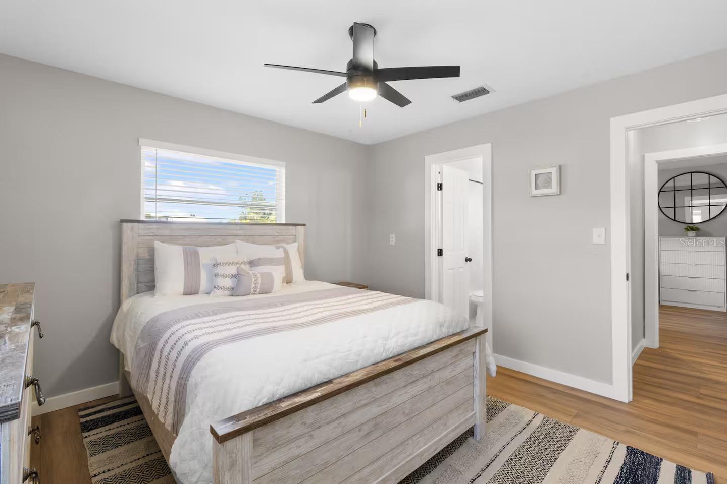 Listing photo id 15 for 824 Seabreeze Drive