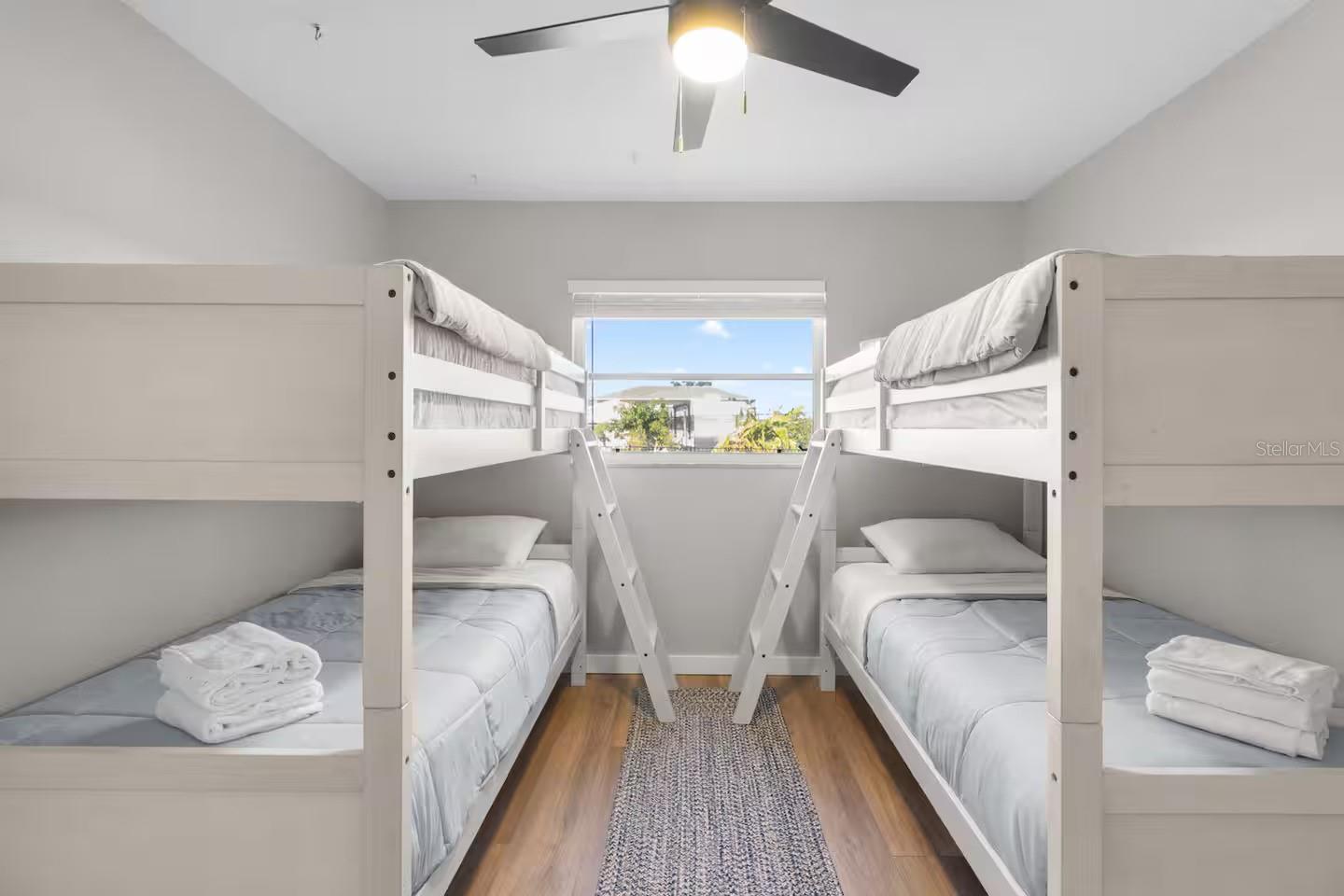 Listing photo id 18 for 824 Seabreeze Drive