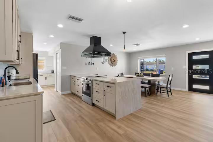 Listing photo id 4 for 824 Seabreeze Drive