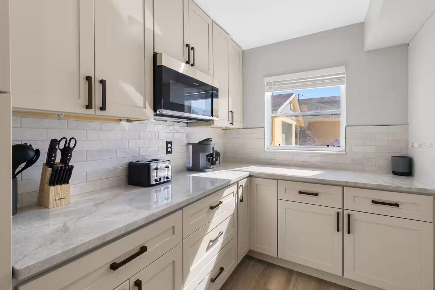 Listing photo id 6 for 824 Seabreeze Drive