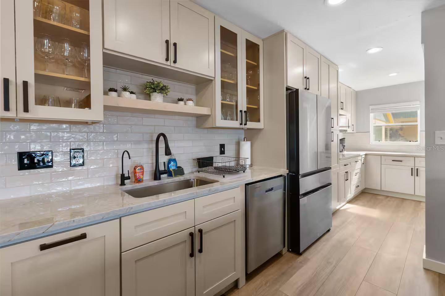 Listing photo id 7 for 824 Seabreeze Drive