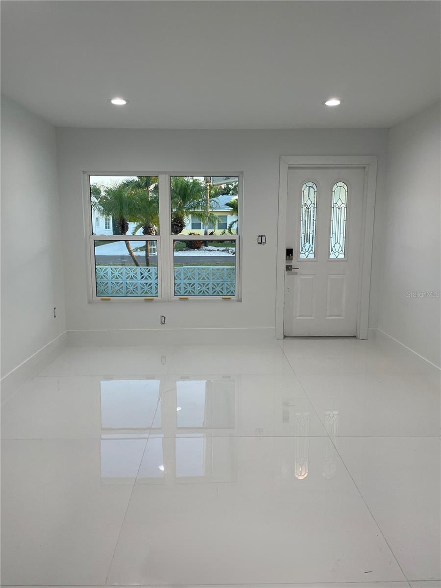 Listing photo id 8 for 16102 1st Street E