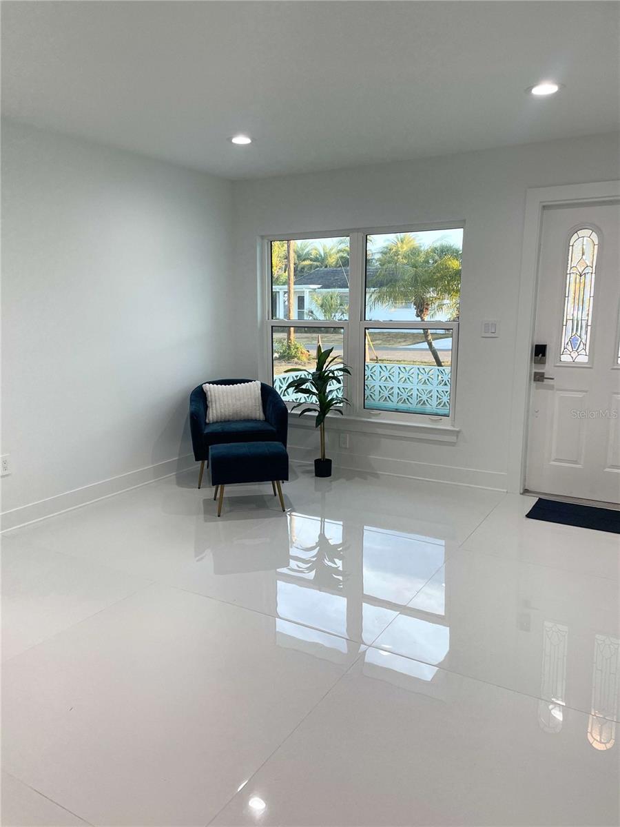 Listing photo id 9 for 16102 1st Street E