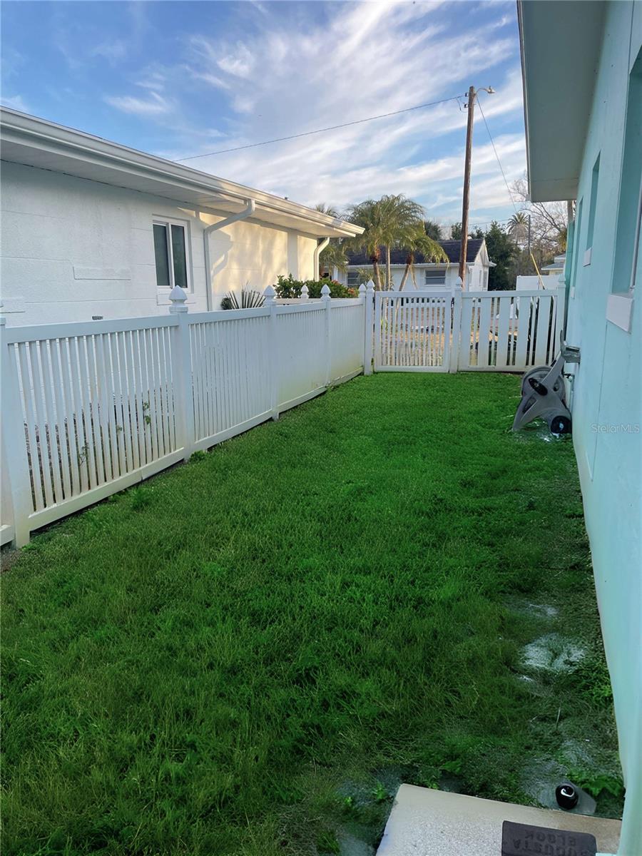 Listing photo id 34 for 16102 1st Street E