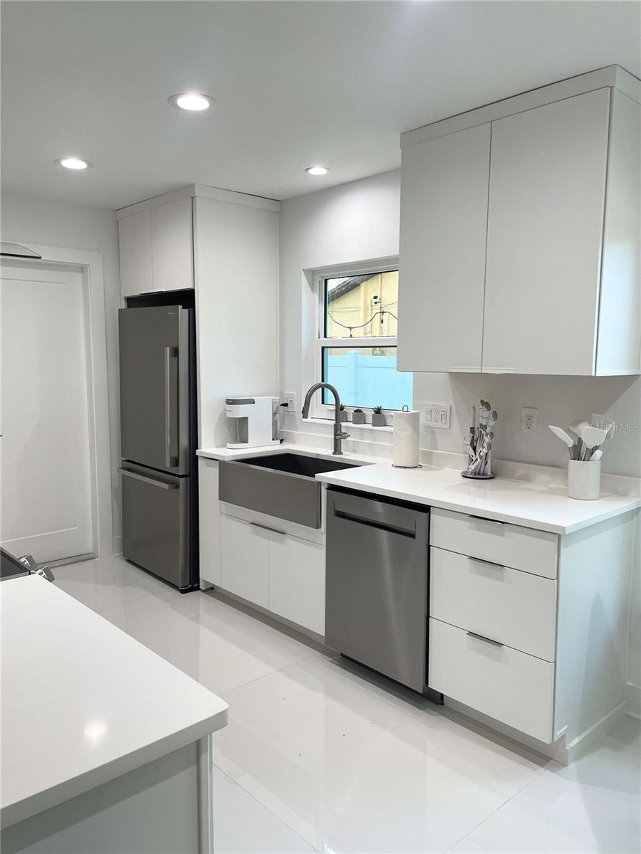 Listing photo id 2 for 16102 1st Street E