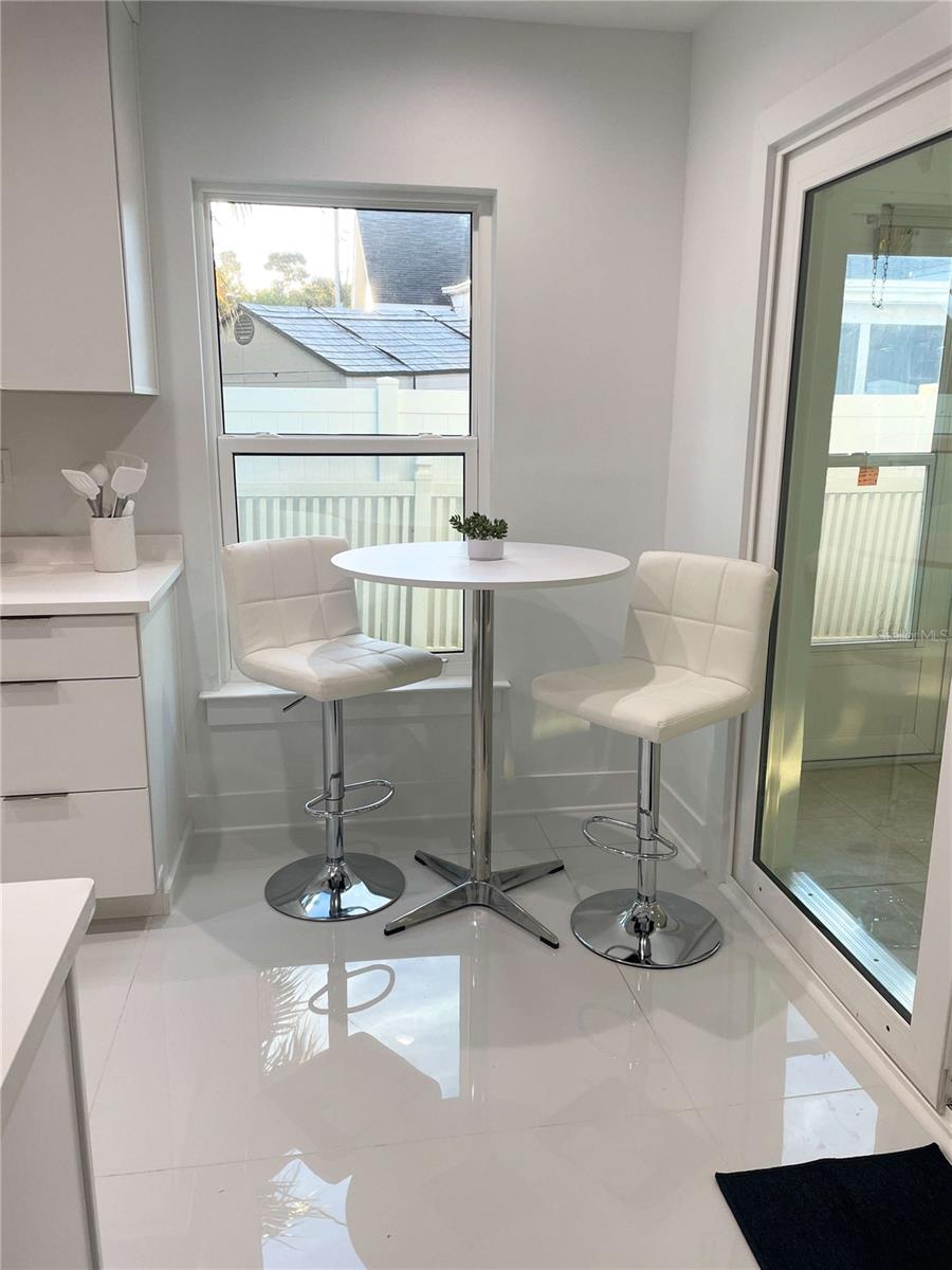 Listing photo id 4 for 16102 1st Street E