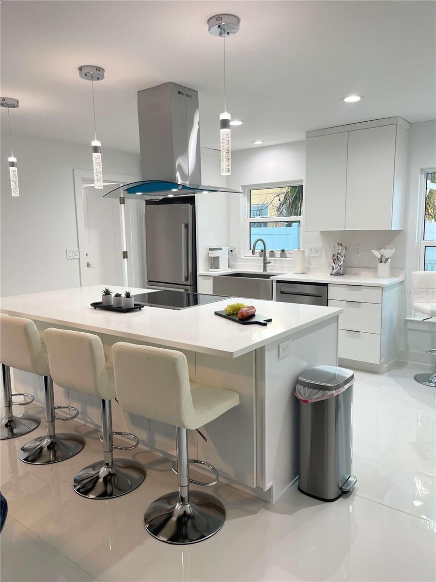 Listing photo id 5 for 16102 1st Street E