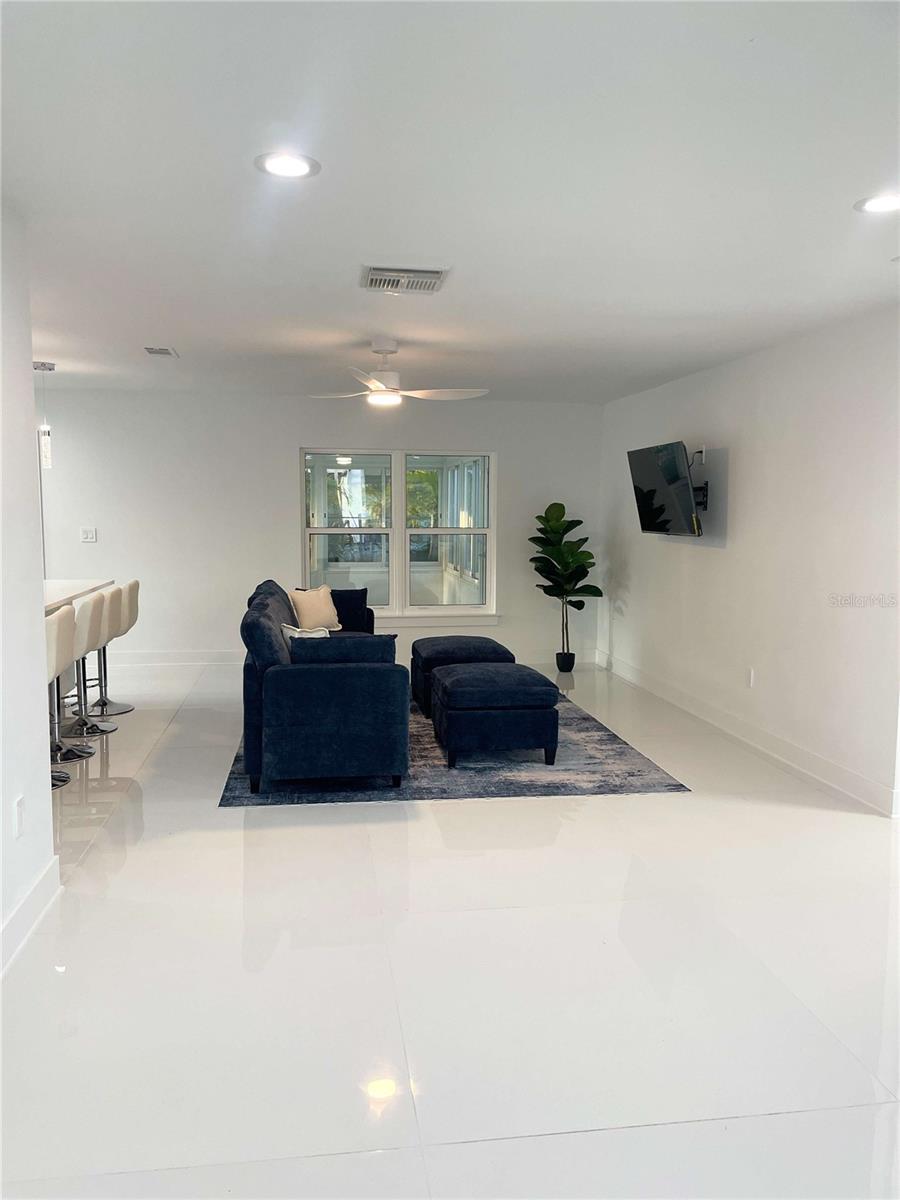 Listing photo id 7 for 16102 1st Street E