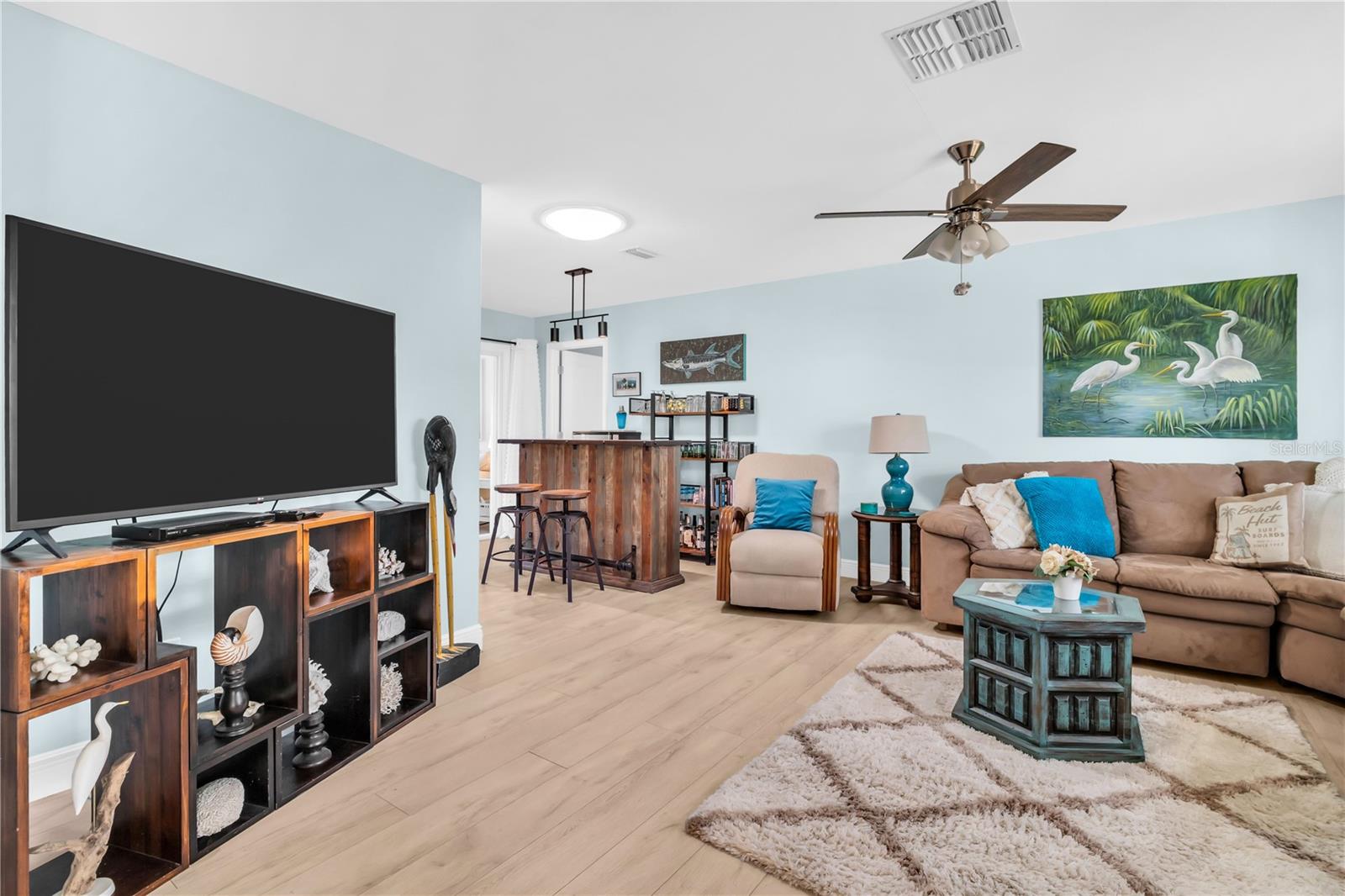 Listing photo id 9 for 1303 Glengarry Drive