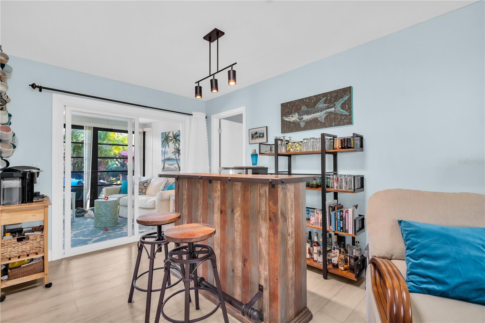 Listing photo id 10 for 1303 Glengarry Drive