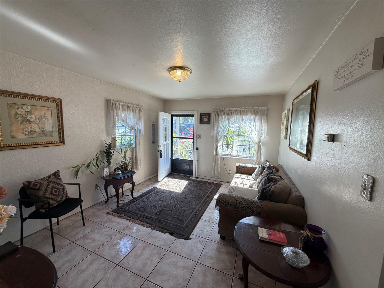 Image 4 of 25 For 2010 Chelsea Street