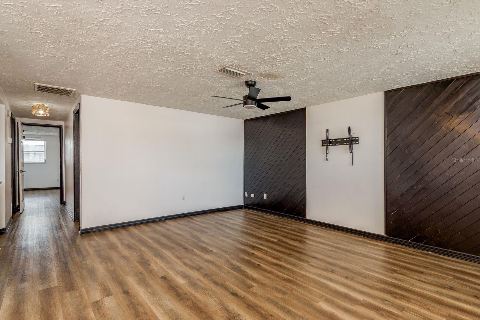 Image 4 of 28 For 3332 Chauncy Road