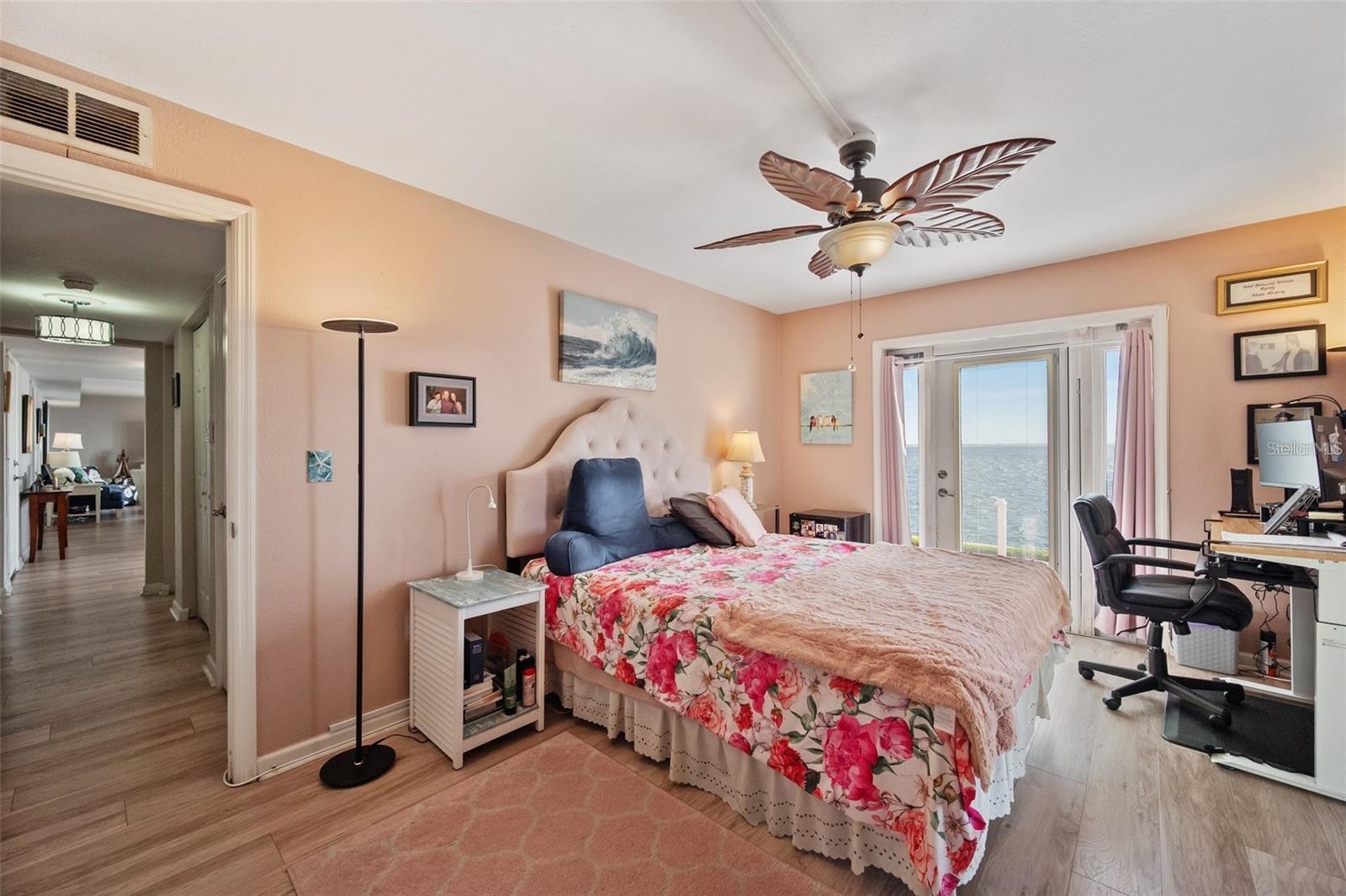 Listing photo id 24 for 4842 Coquina Key Drive Se B