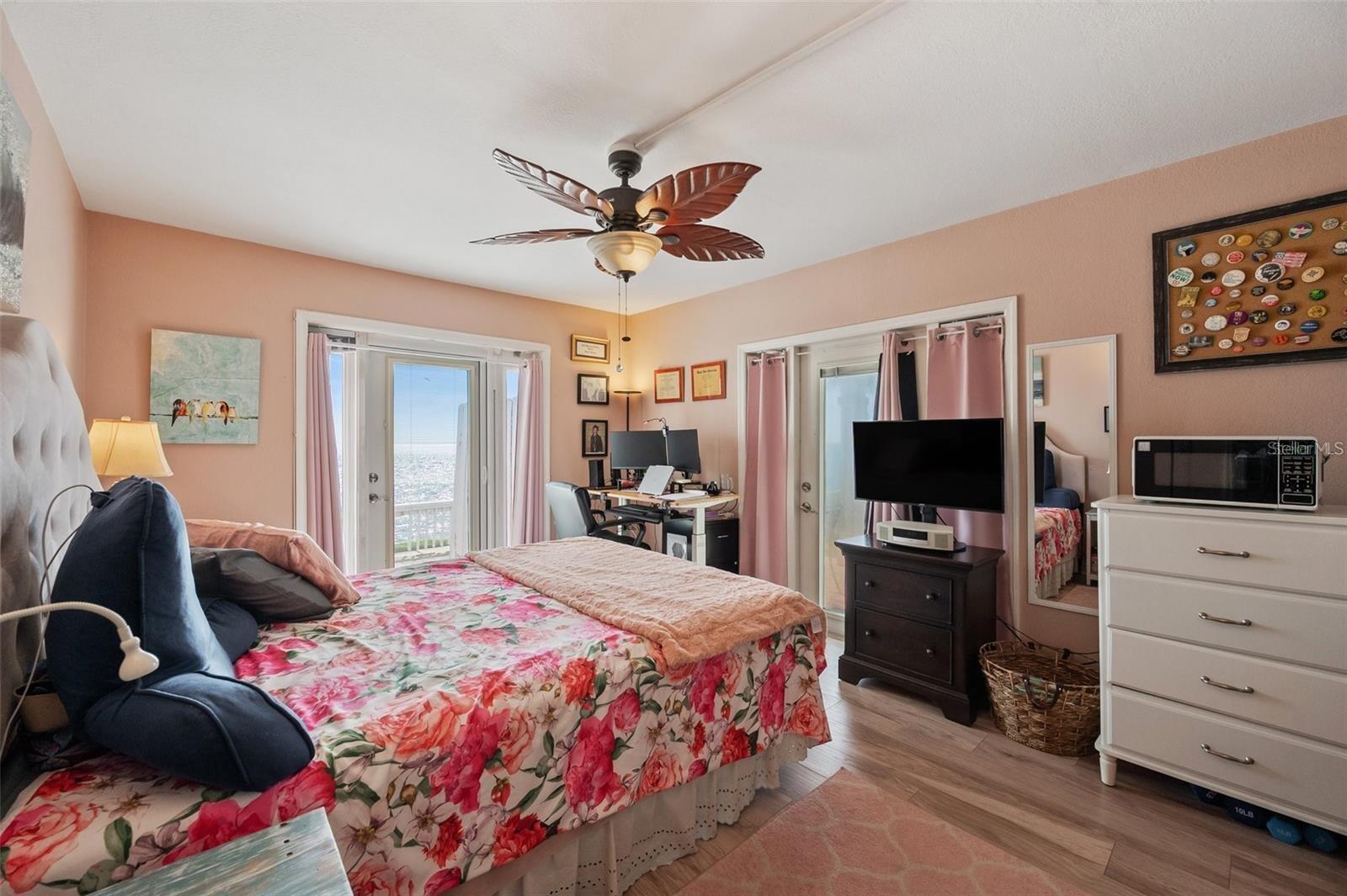 Listing photo id 25 for 4842 Coquina Key Drive Se B