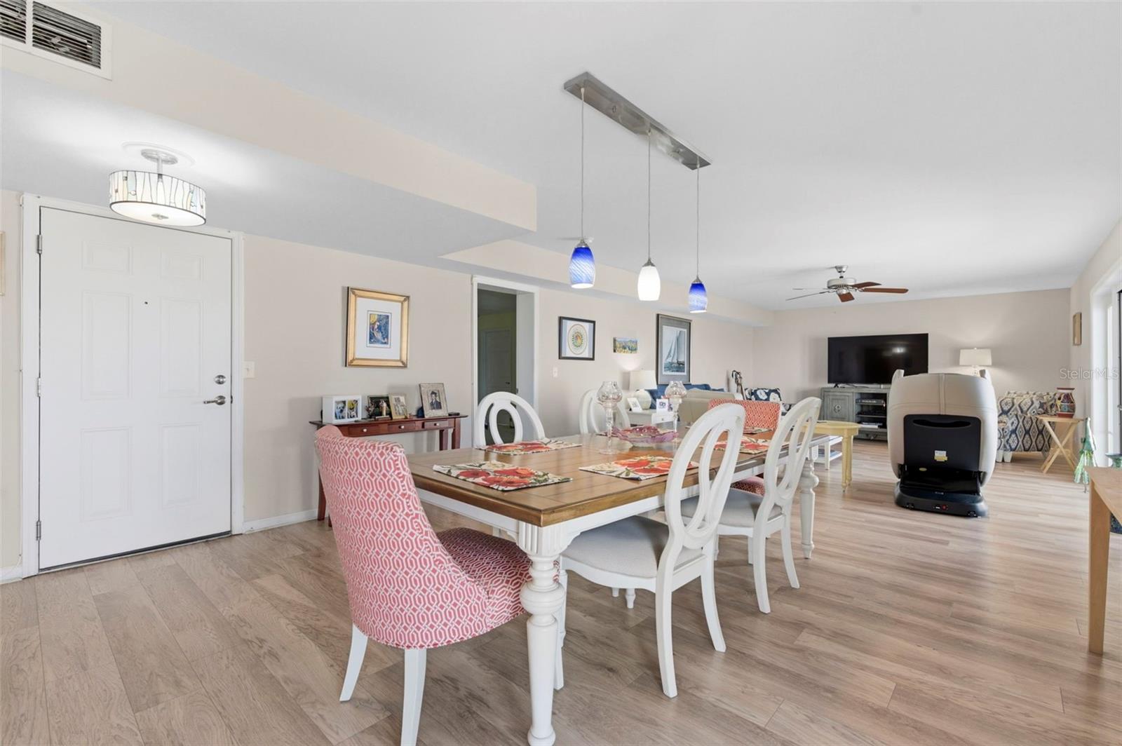 Listing photo id 3 for 4842 Coquina Key Drive Se B