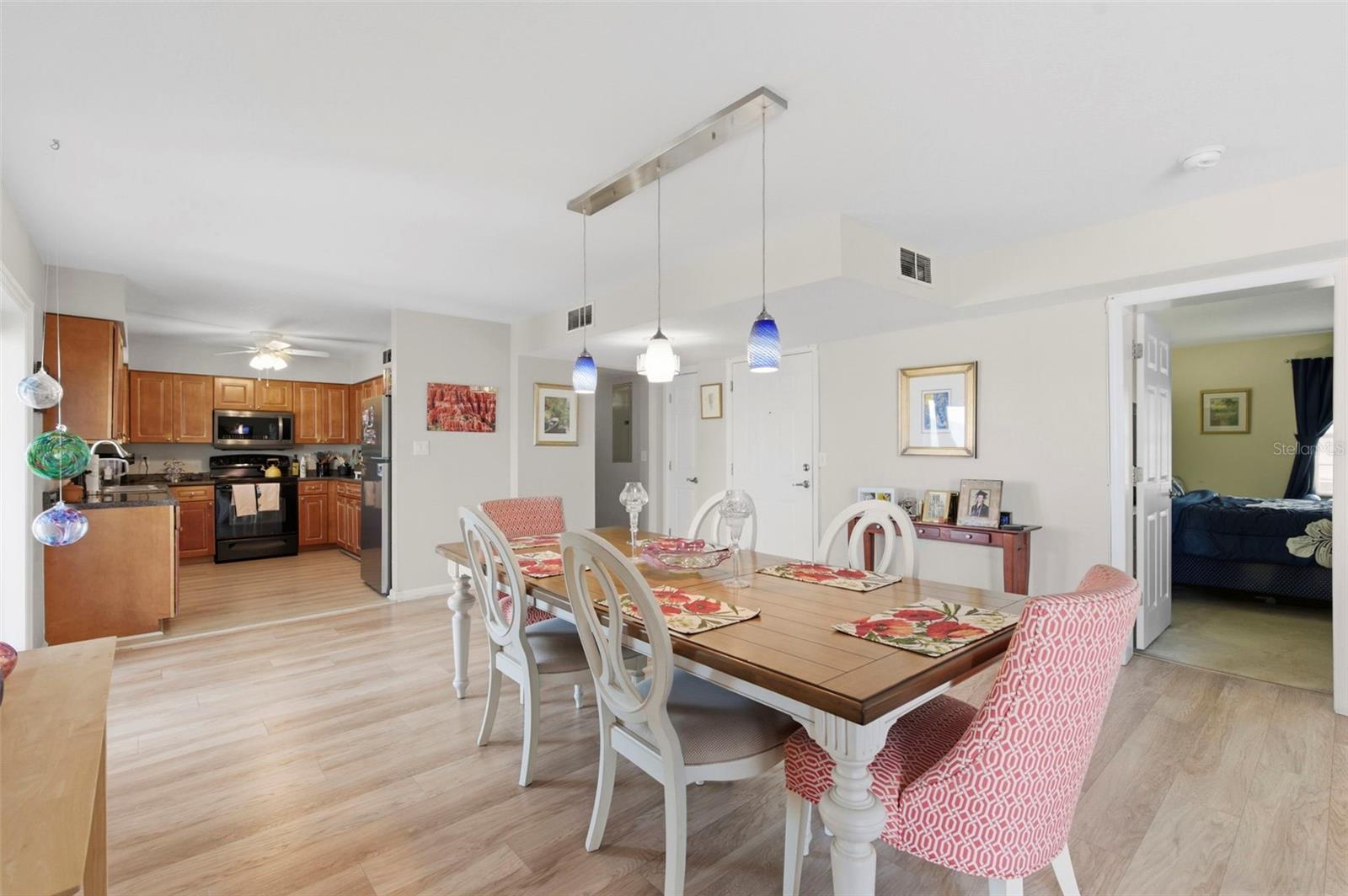 Listing photo id 4 for 4842 Coquina Key Drive Se B