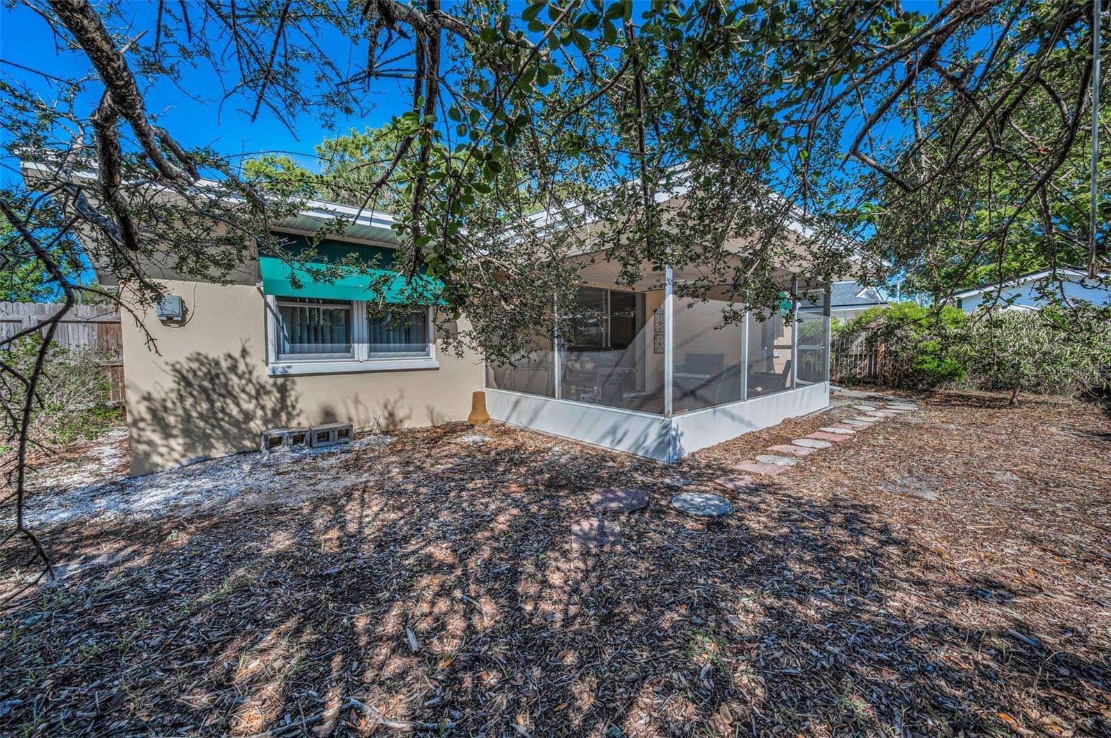 Image 21 of 25 For 2053 Jefferson Avenue