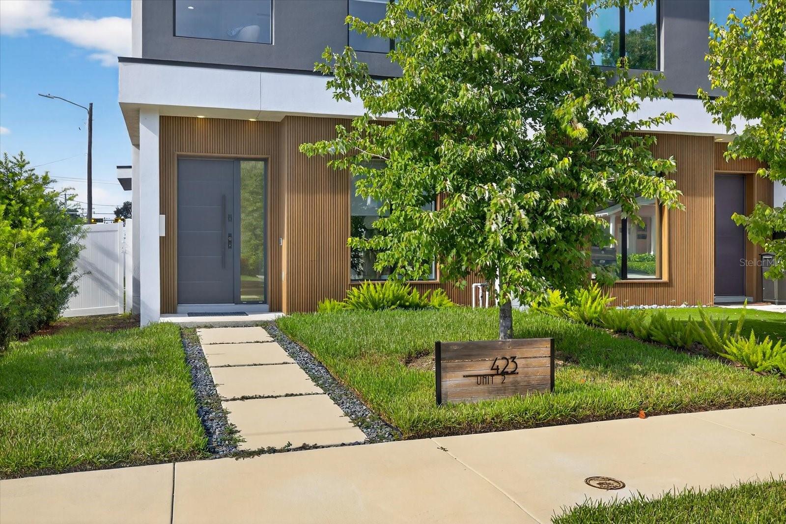 Image 4 of 60 For 423 Amelia Avenue 2