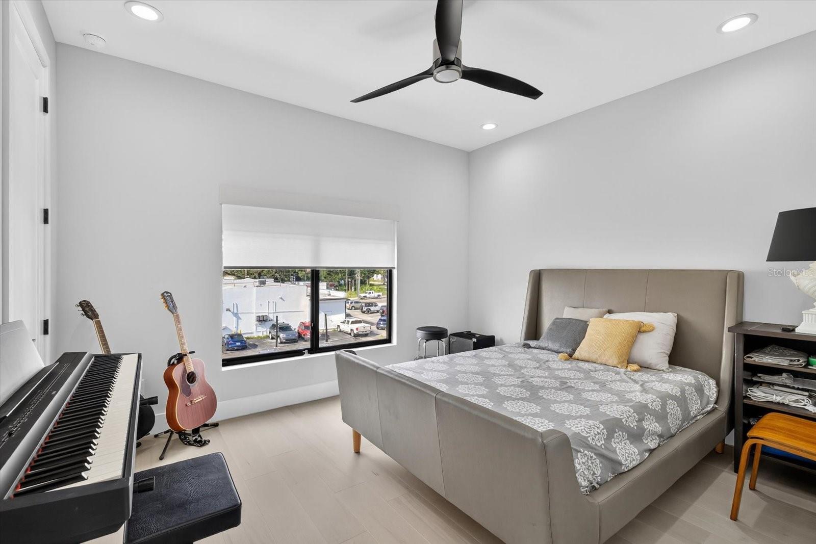 Image 48 of 60 For 423 Amelia Avenue 2