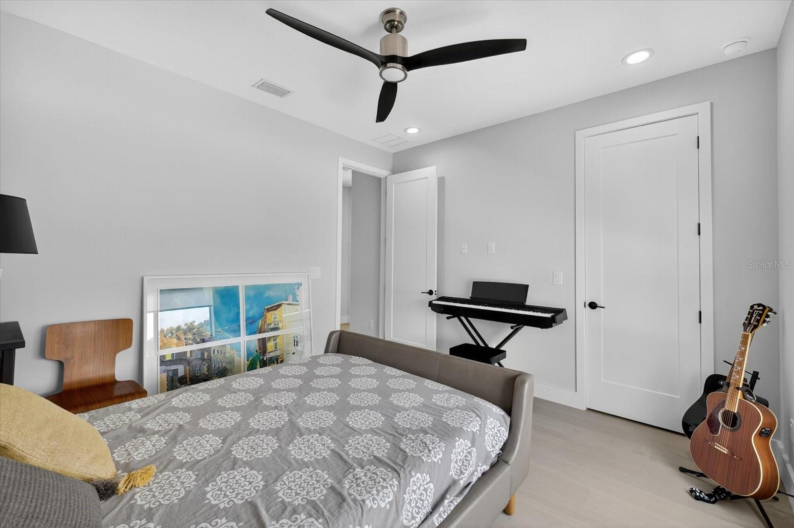 Image 49 of 60 For 423 Amelia Avenue 2