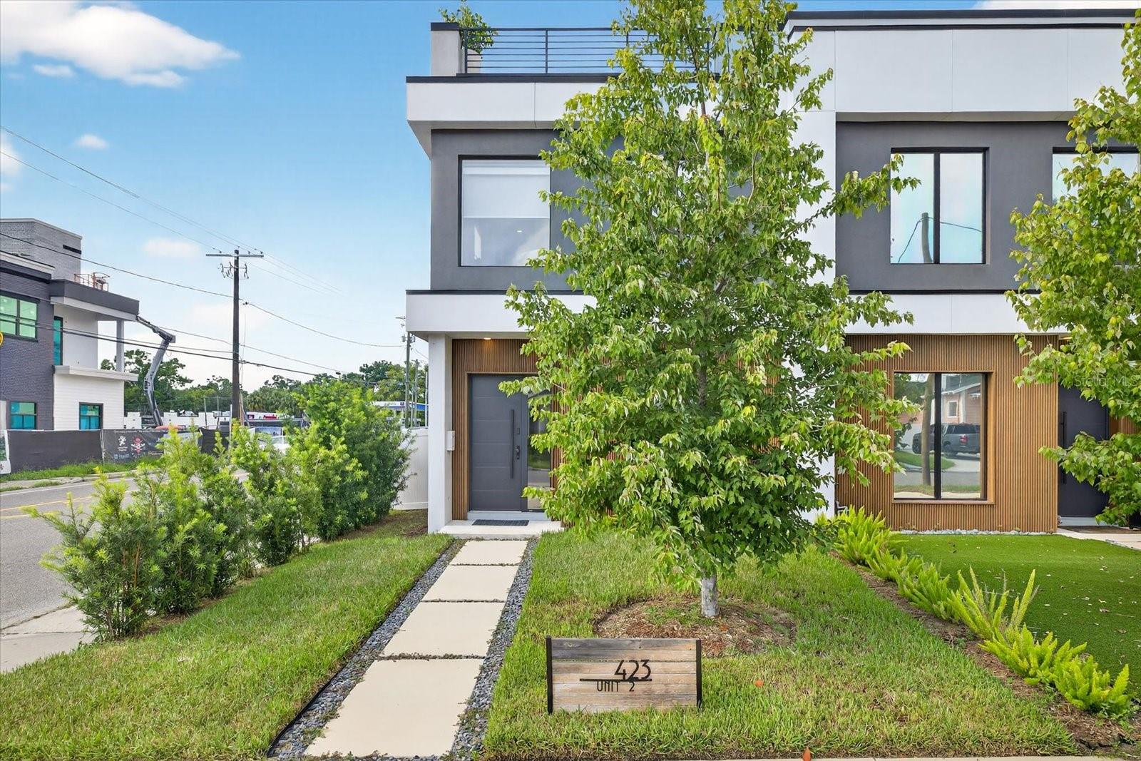 Image 5 of 60 For 423 Amelia Avenue 2