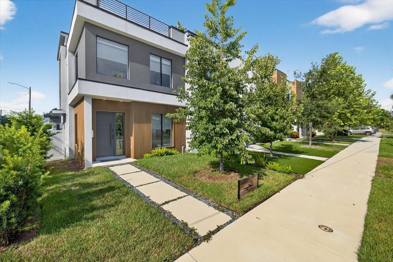 Image 7 of 60 For 423 Amelia Avenue 2