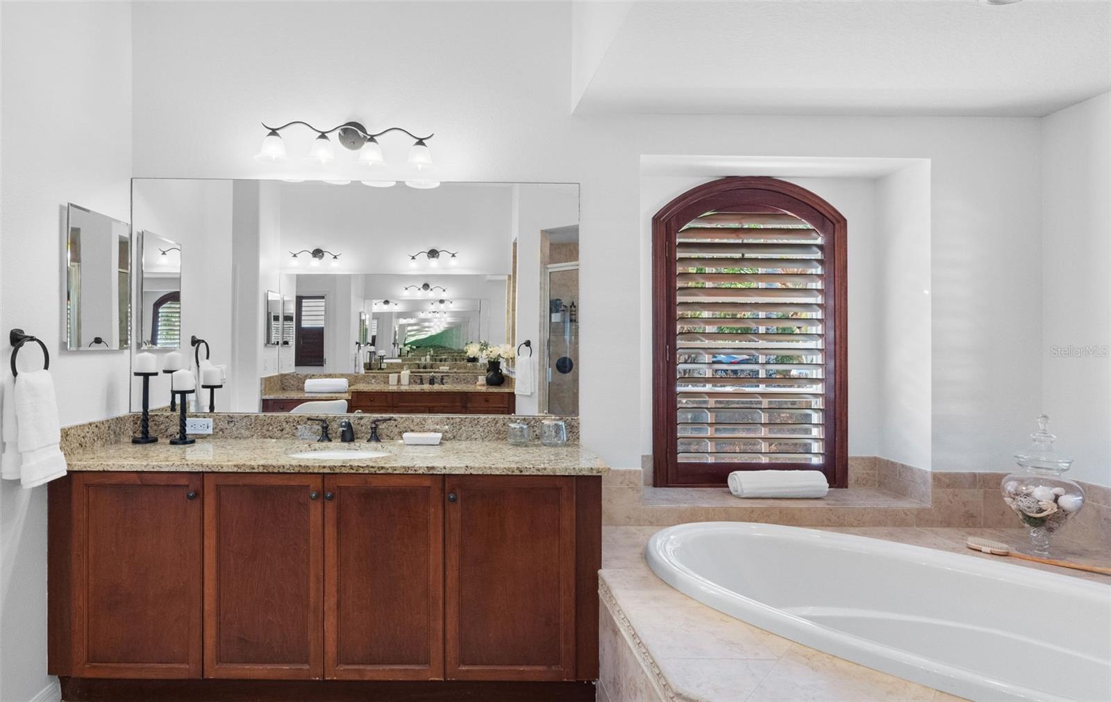 Listing photo id 25 for 17214 Broadoak Drive