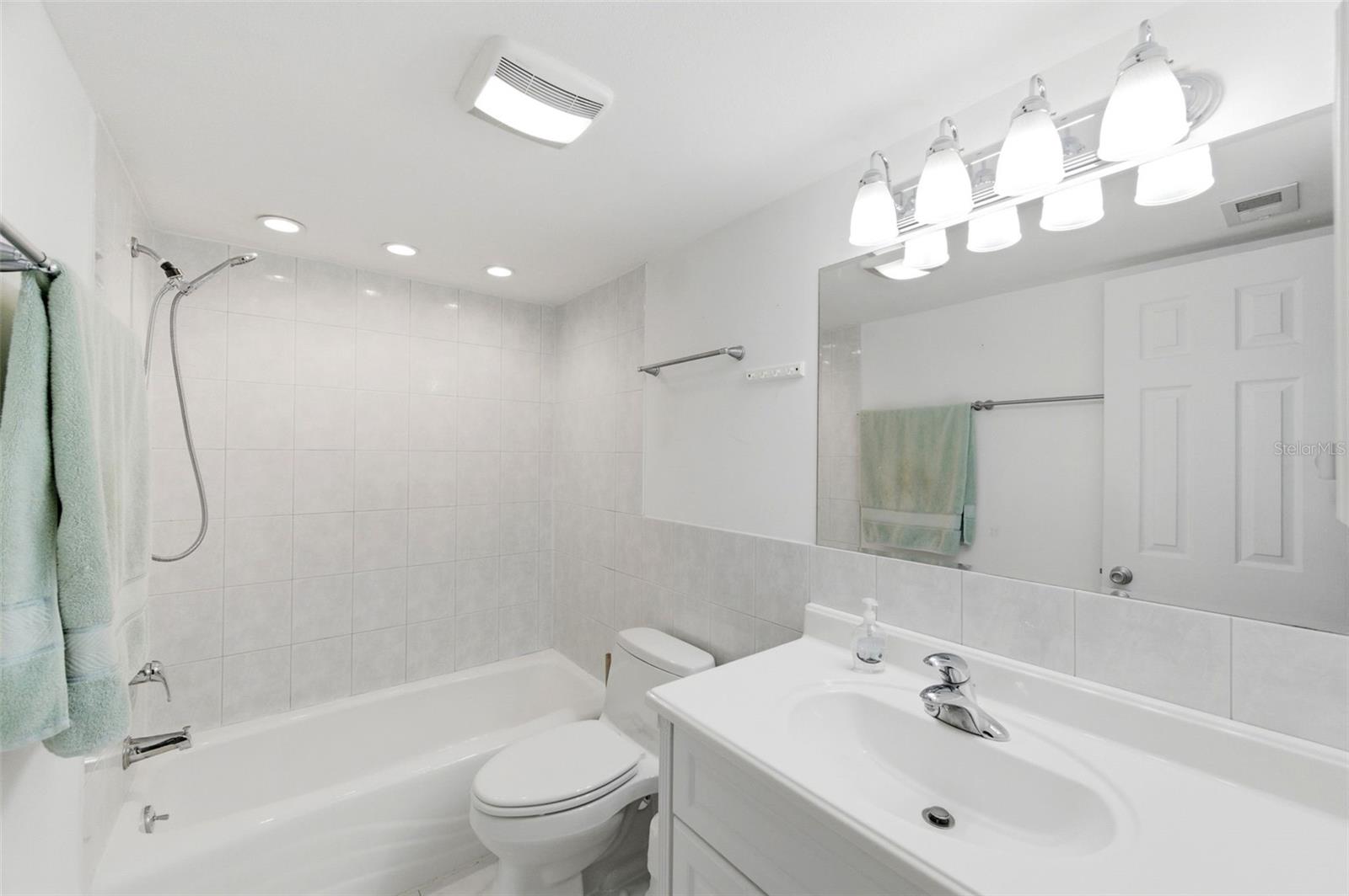 Image 19 of 24 For 11485 Oakhurst Road 200-208