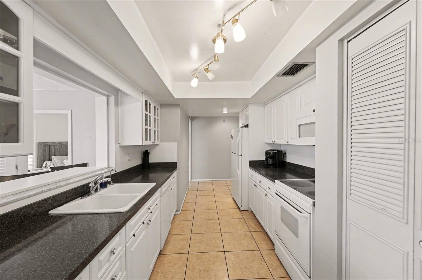 Image 14 of 30 For 4561 Great Lakes Drive S