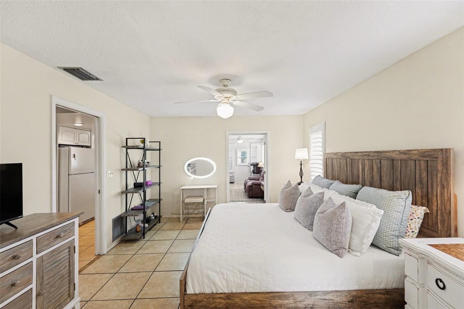 Image 18 of 30 For 4561 Great Lakes Drive S