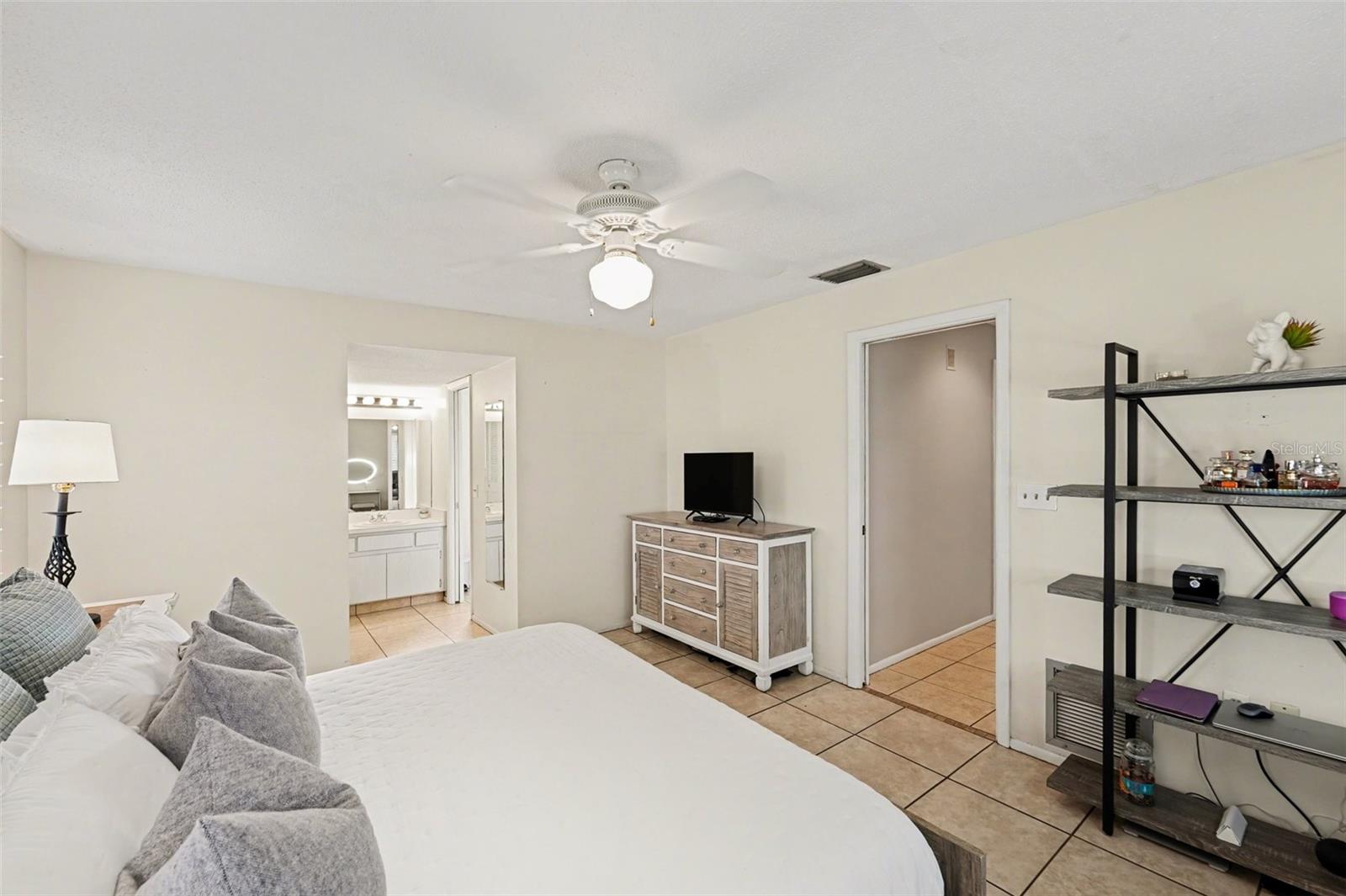 Image 19 of 30 For 4561 Great Lakes Drive S