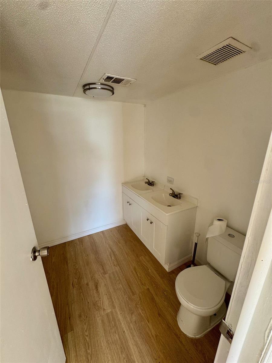 Listing photo id 11 for 6240 Woodsman Drive