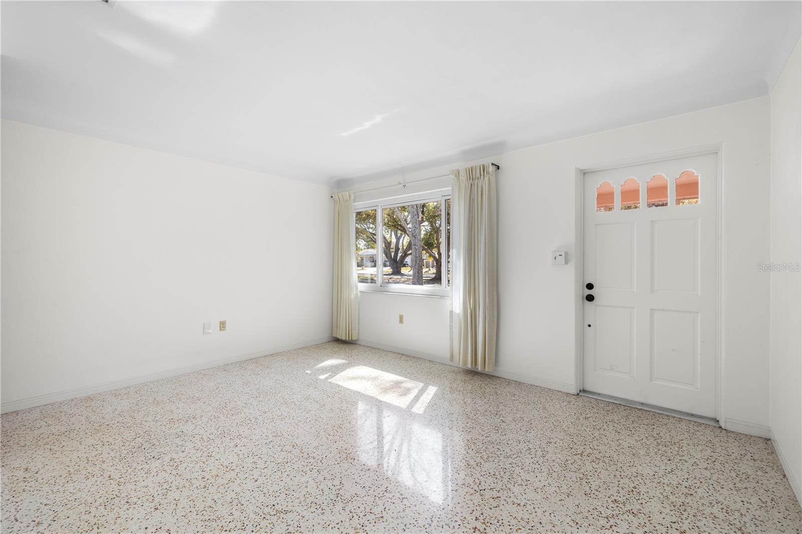 Image 7 of 19 For 5589 46th Avenue N