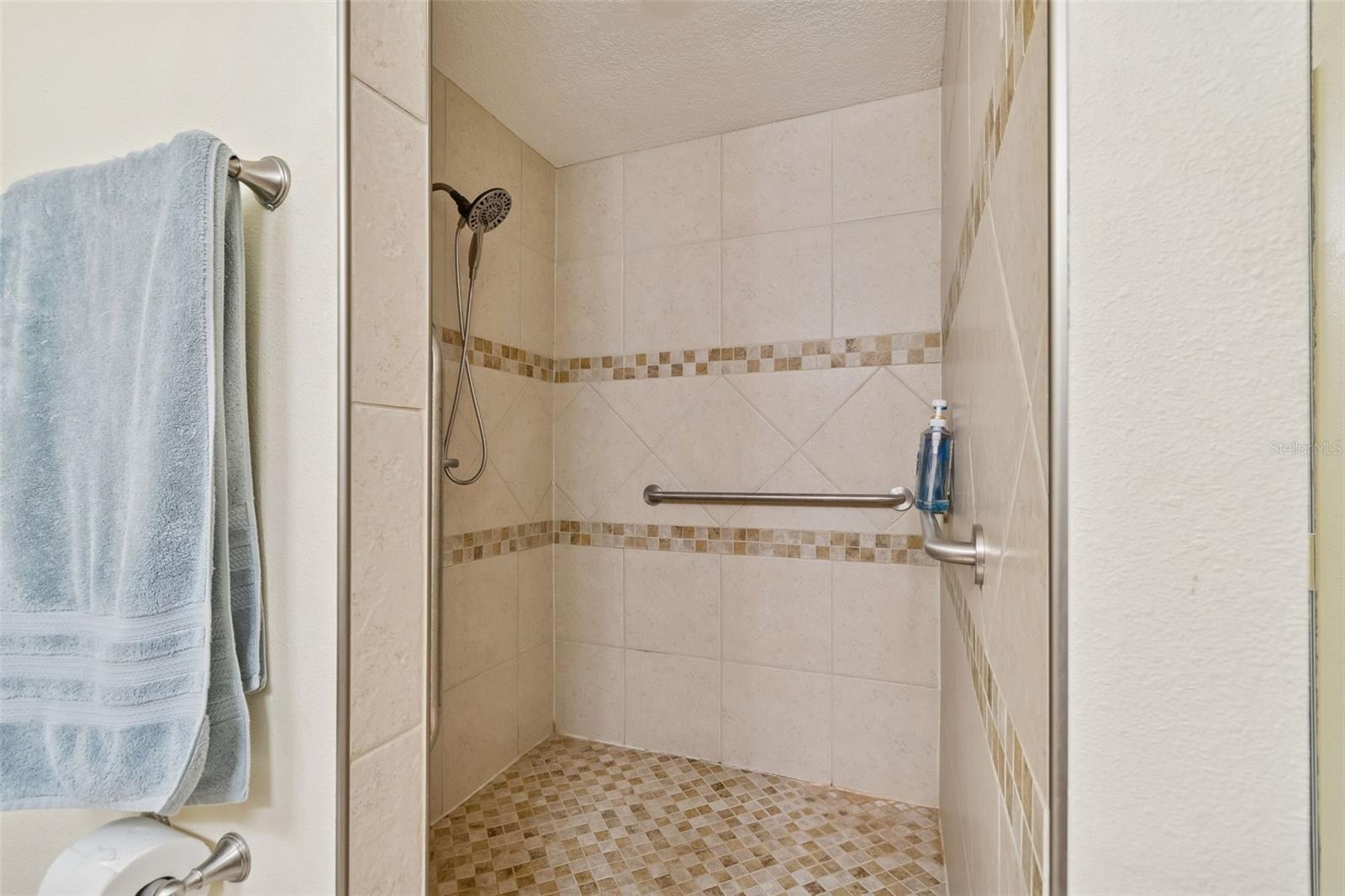 Image 40 of 81 For 2268 Indian Avenue N