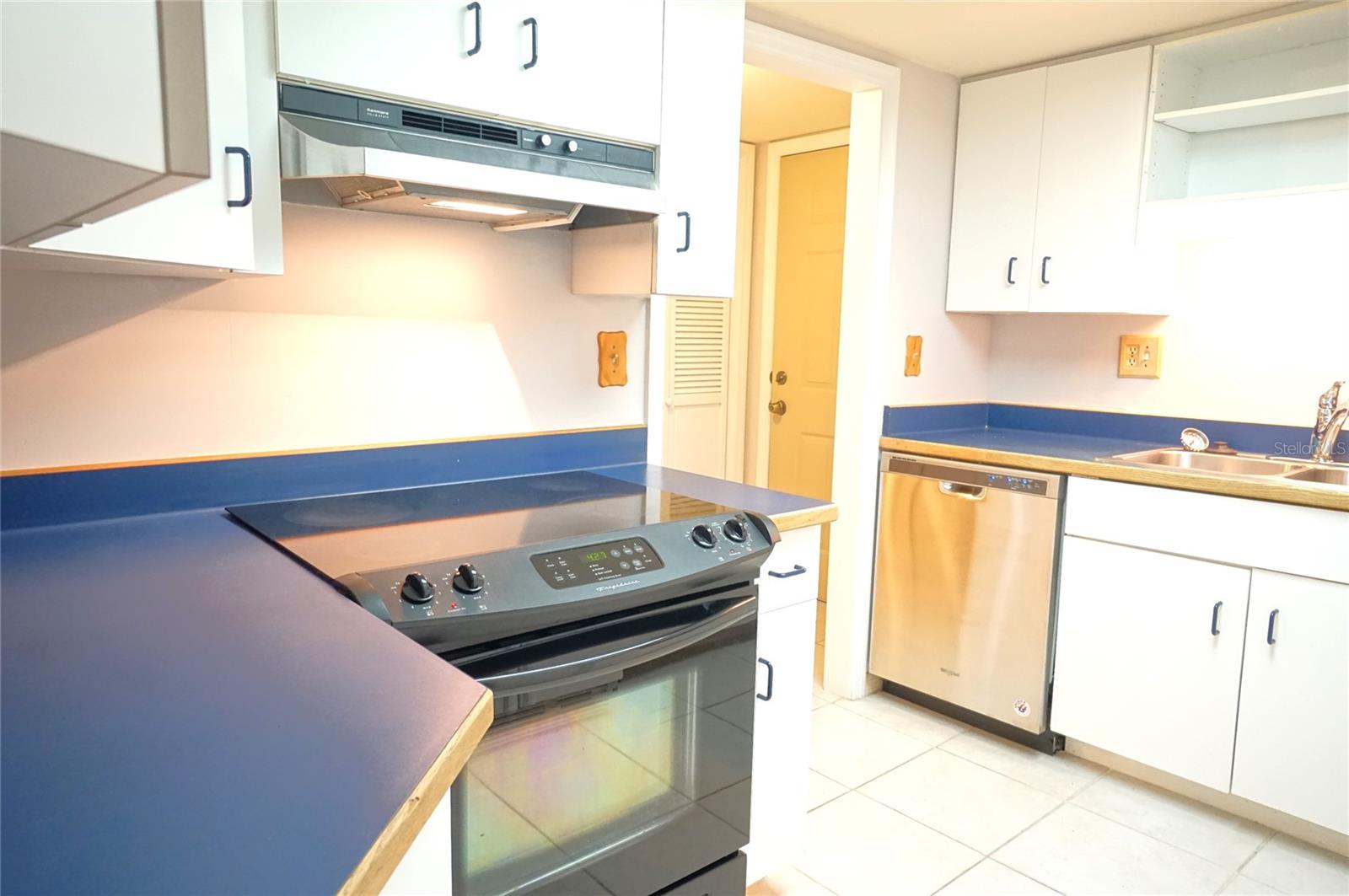 Image 14 of 16 For 3325 Bayshore Boulevard D28