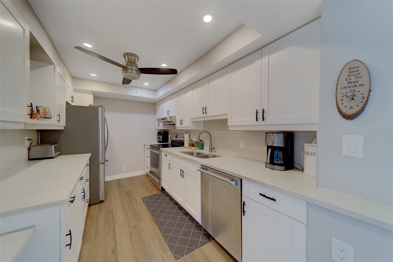 Image 15 of 41 For 255 Dolphin Point 802