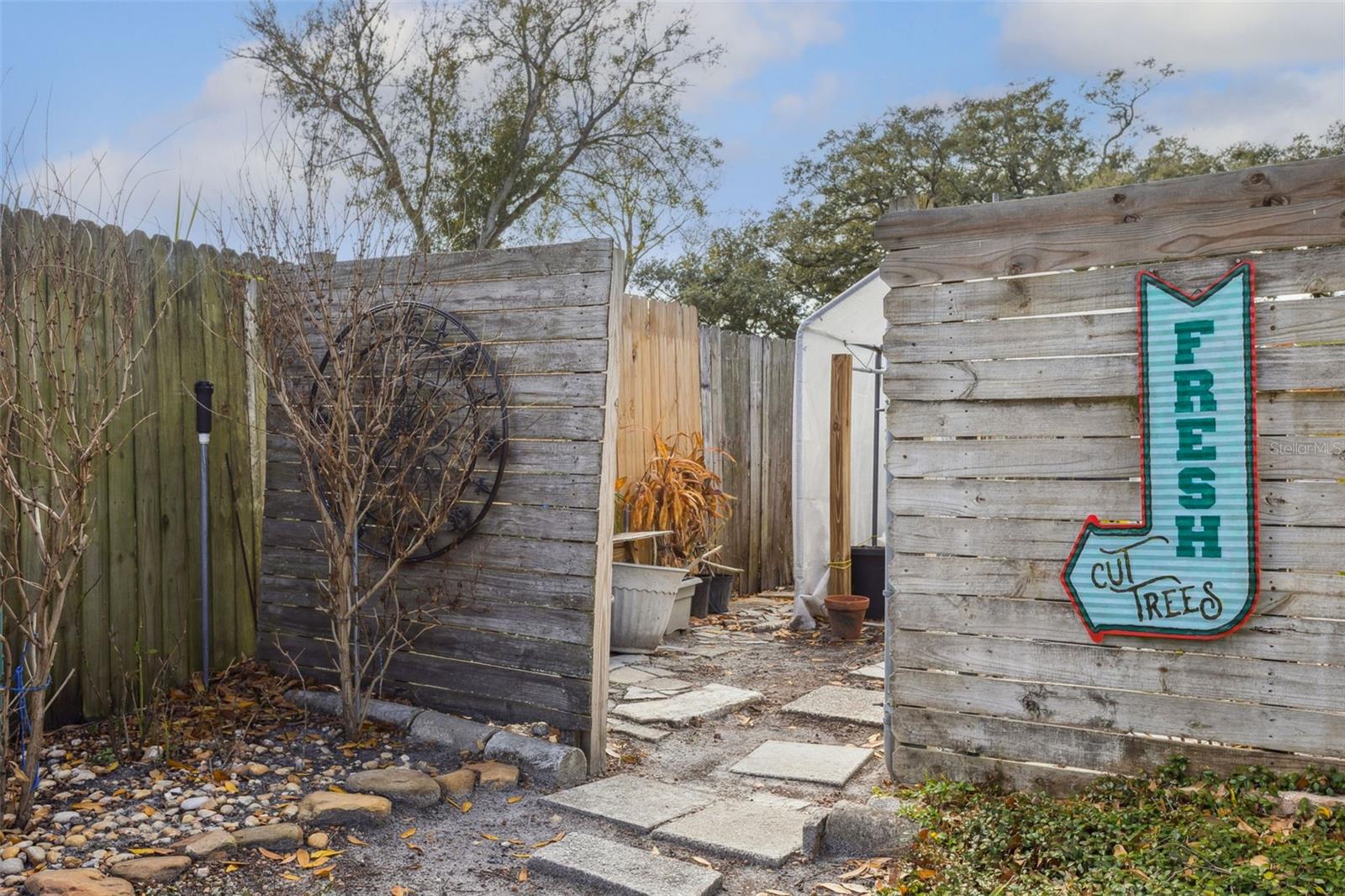 Listing photo id 29 for 1023 Bask Drive