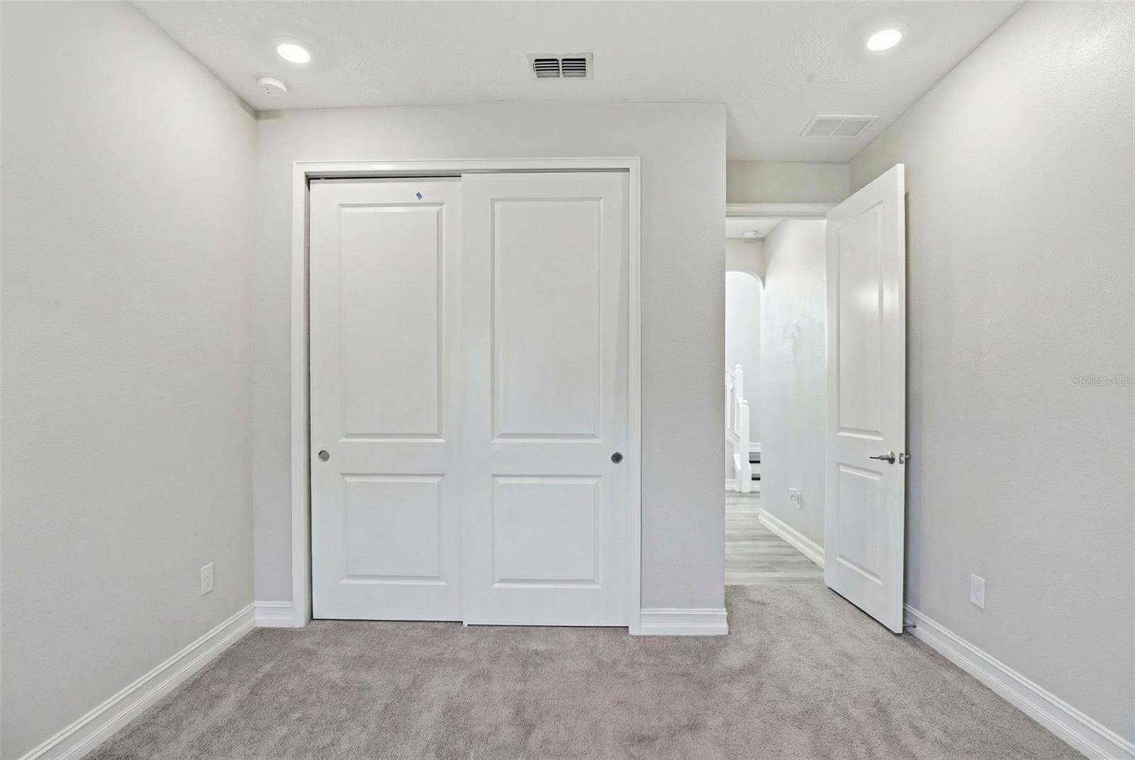 Listing photo id 15 for 5026 Tivoli Drive