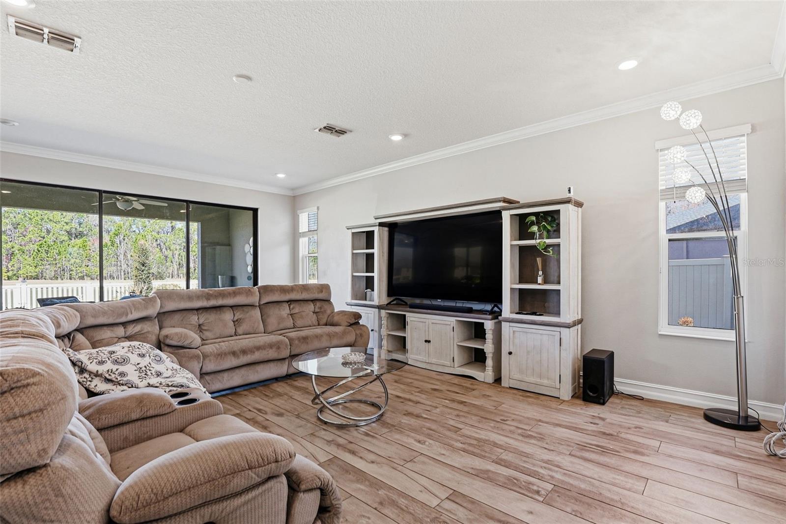 Listing photo id 17 for 5026 Tivoli Drive