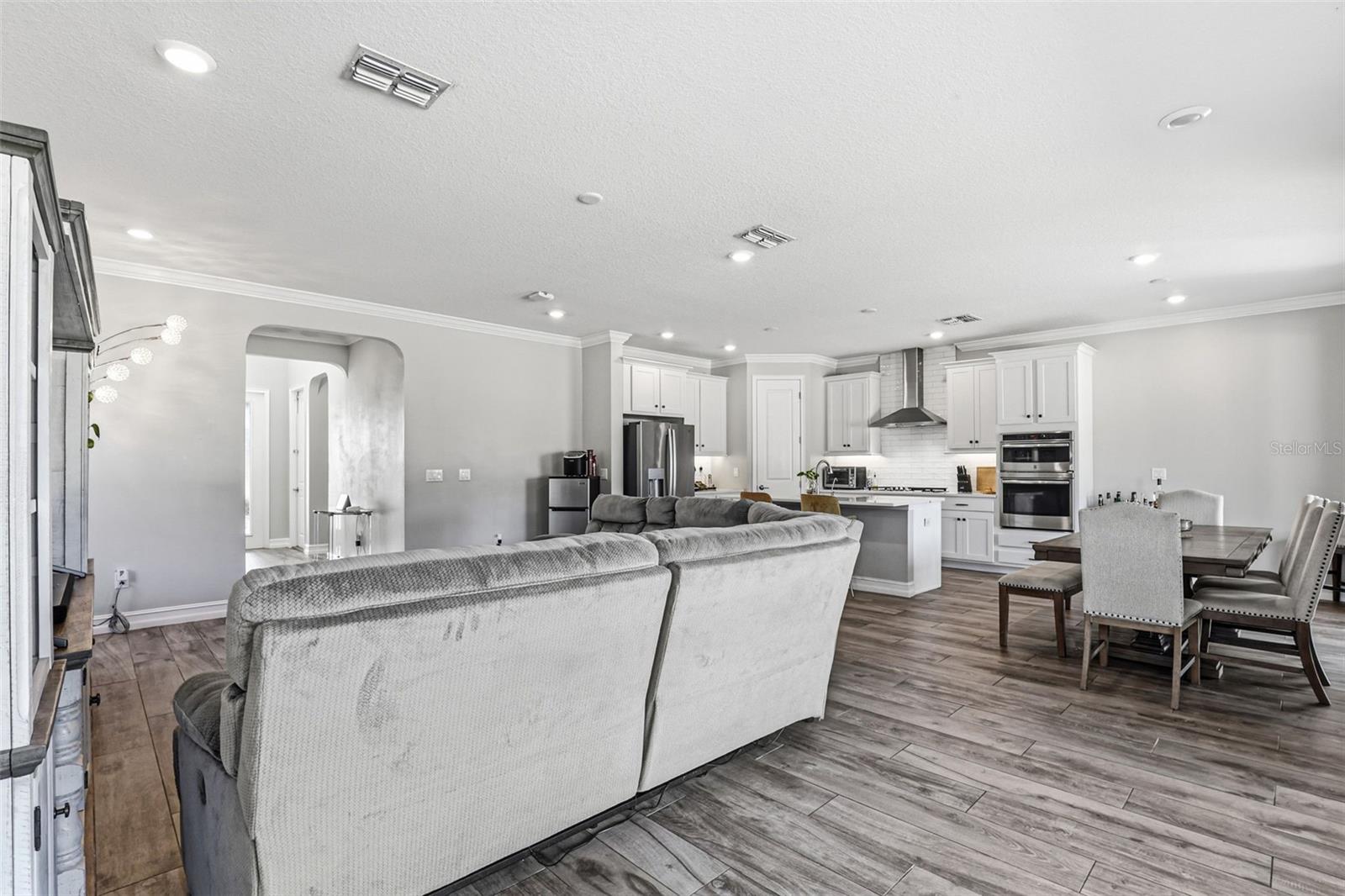 Listing photo id 18 for 5026 Tivoli Drive