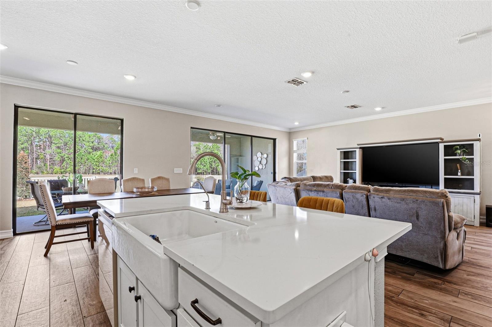 Listing photo id 25 for 5026 Tivoli Drive