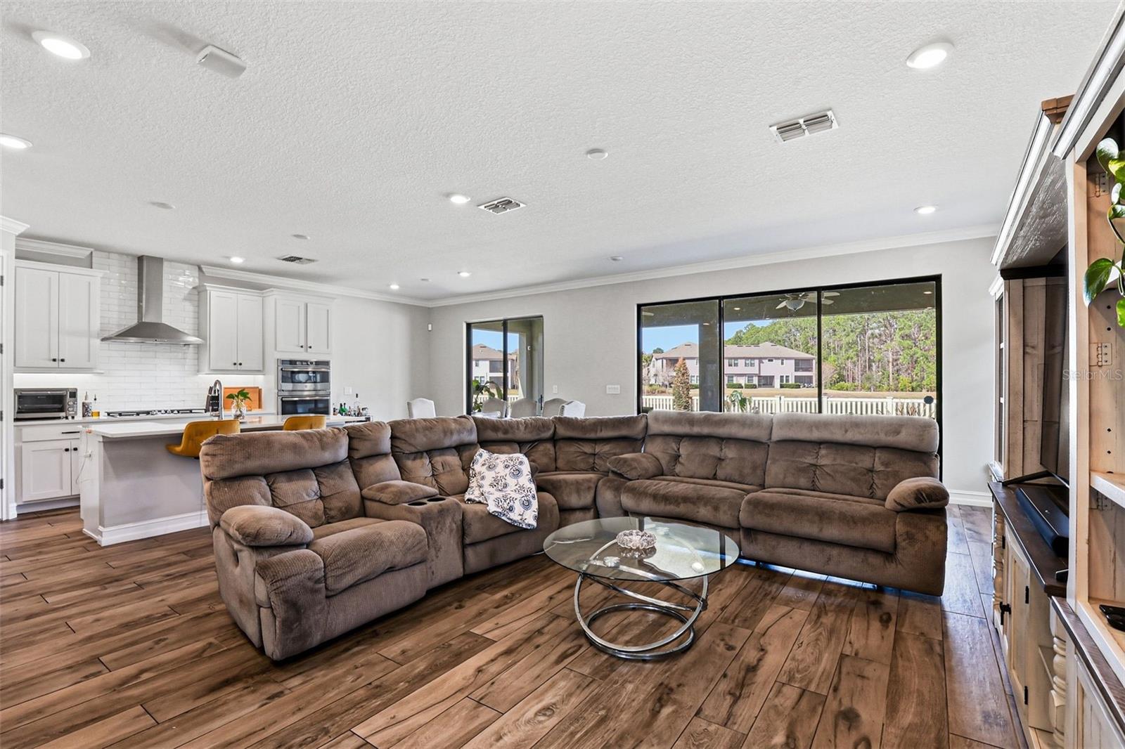 Listing photo id 28 for 5026 Tivoli Drive