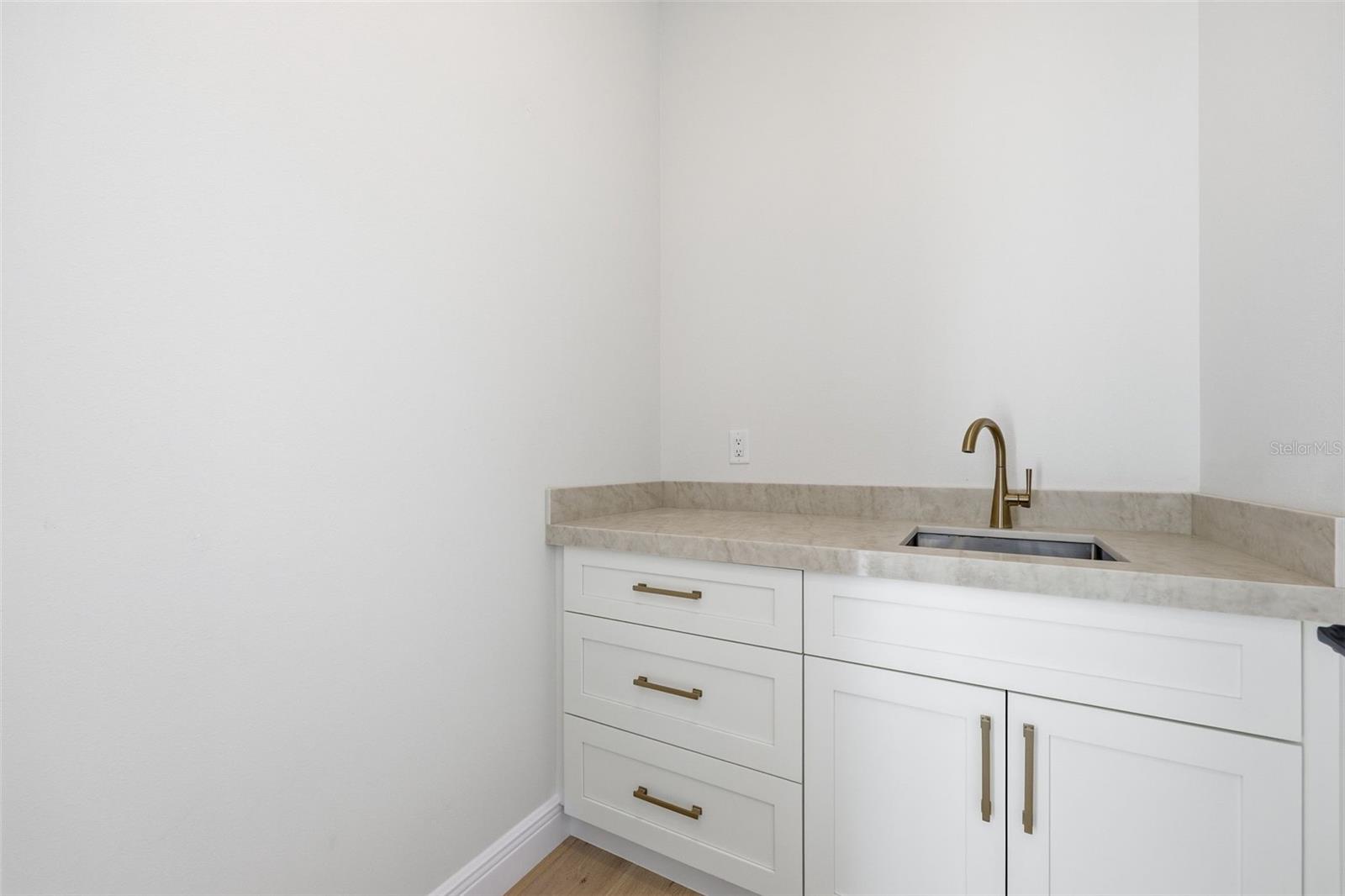 Image 17 of 37 For 920 Alfred Street