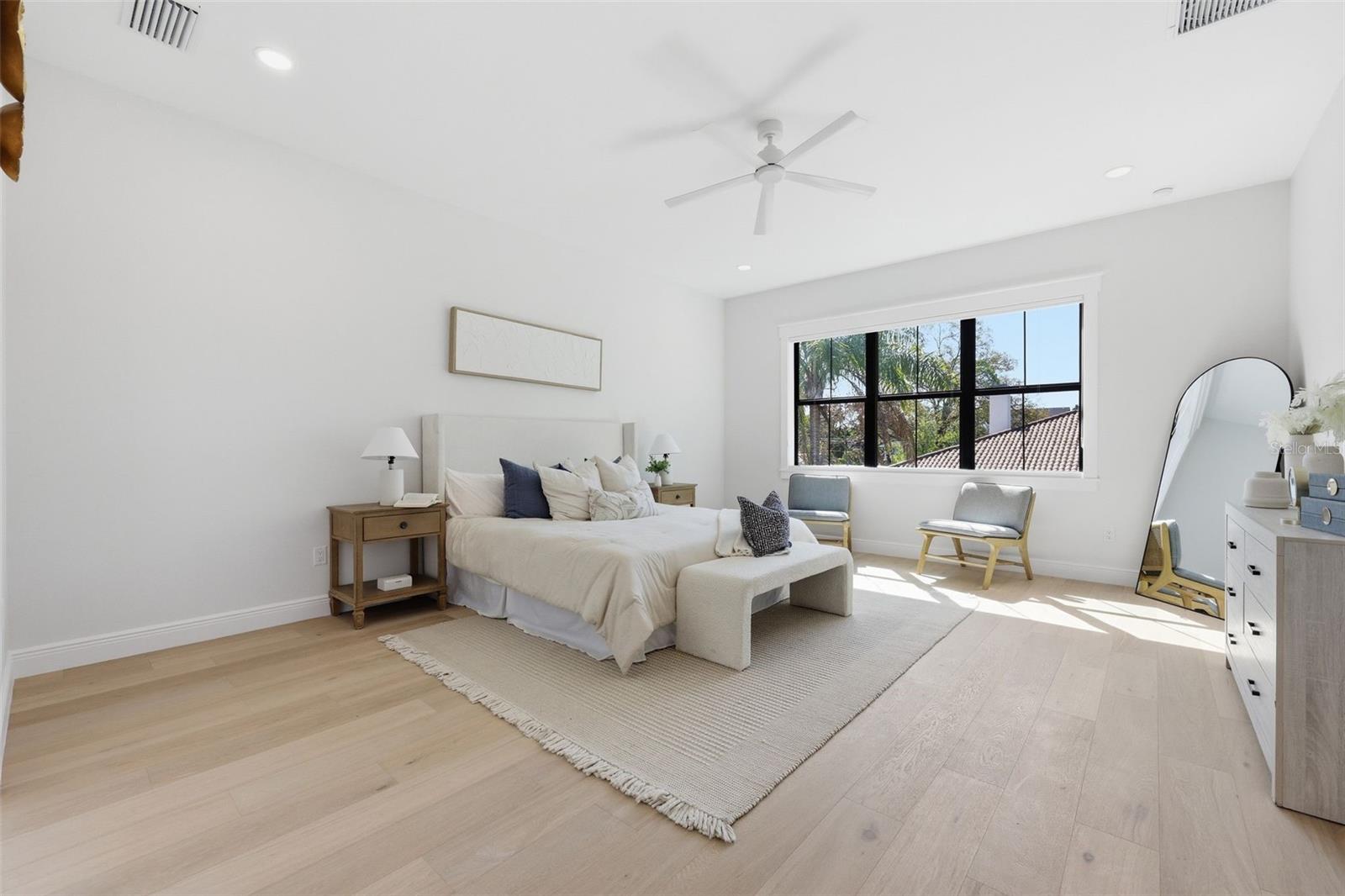 Image 24 of 37 For 920 Alfred Street