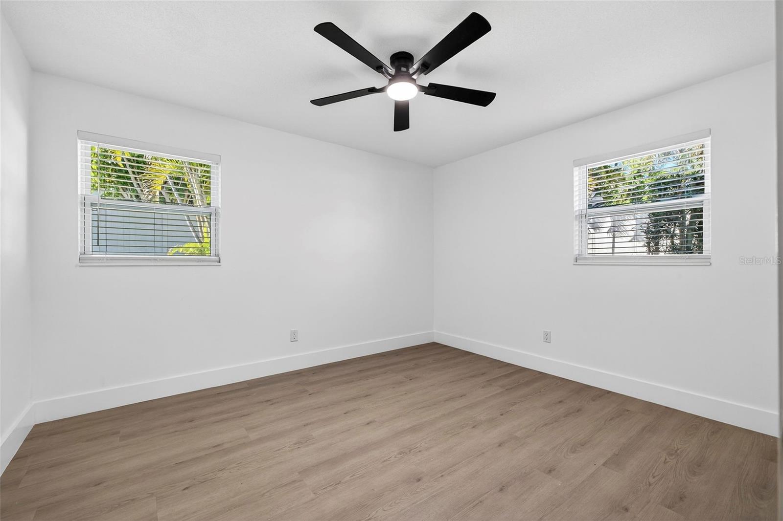 Image 20 of 29 For 1598 Brookside Boulevard