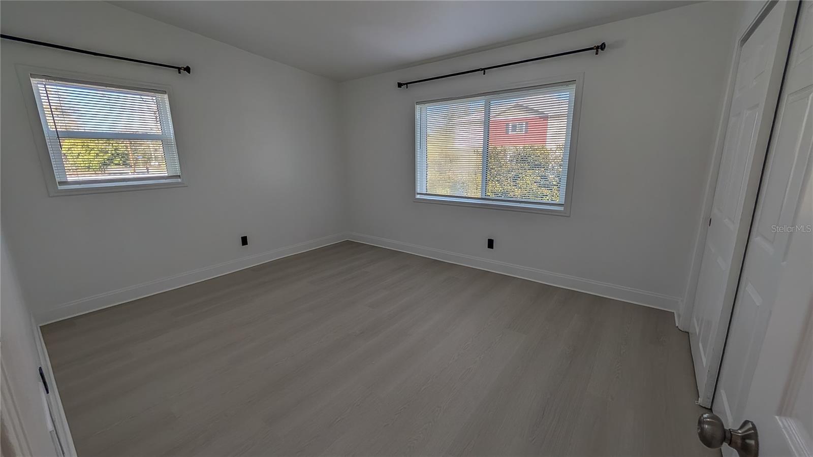 Image 14 of 21 For 831 Woodlawn Street